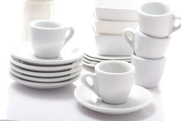 Tasses à expresso et soucoupes isolées sur fond blanc — Photo