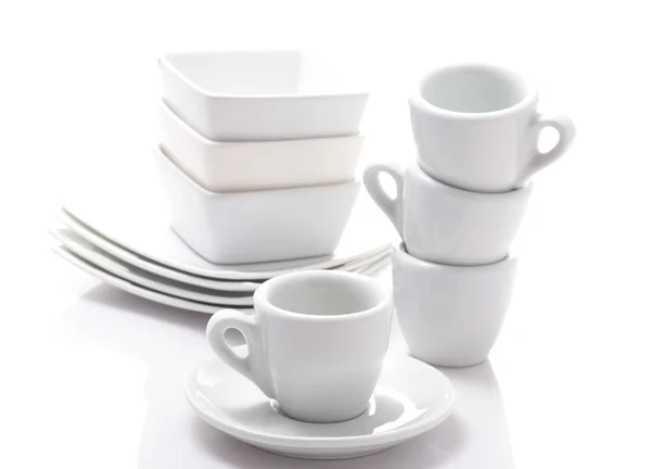 Tazas de café y platillos aislados sobre un fondo blanco — Foto de Stock