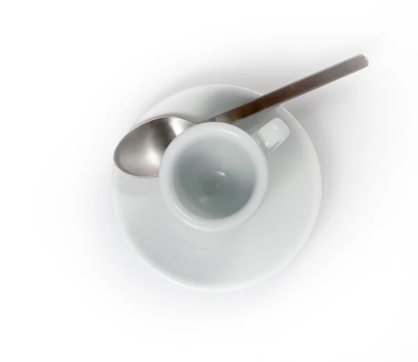 Tazza espresso vuota in un piattino isolato su uno sfondo bianco — Foto Stock