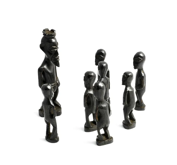 Afrikanska statyer talar till konungen isolerad på en vit ba — Stockfoto