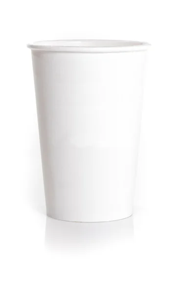 Caneca de café descartável branco isolado em um fundo branco — Fotografia de Stock