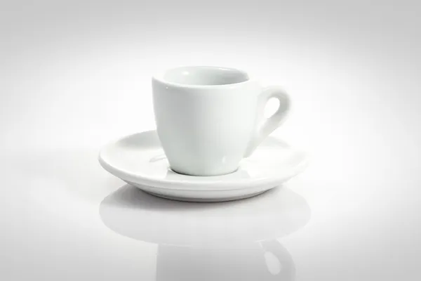 Taza de café con platillo aislado sobre un fondo blanco — Foto de Stock