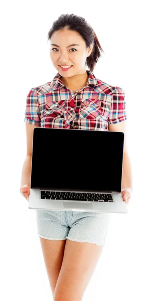 Isolato su bianco sexy asiatico cowgirl mostrando computer — Foto Stock