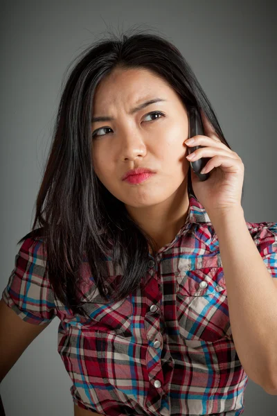 Portret van sexy Aziatische veedrijfster boos op de telefoon — Stockfoto