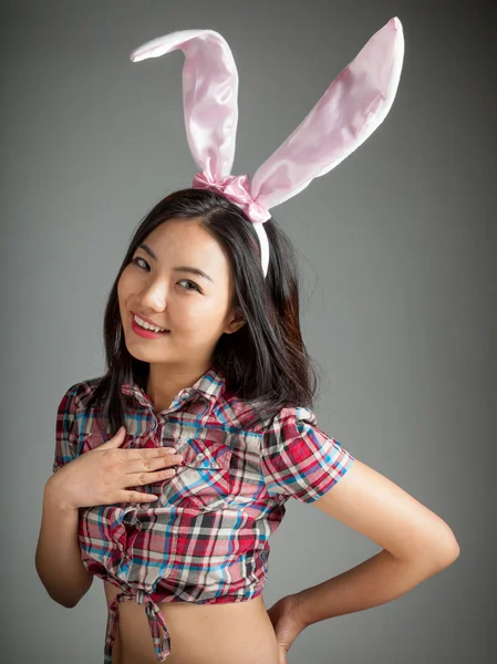 Portret seksowny azjatycki cowgirl sobie Wielkanoc bunny uszy — Zdjęcie stockowe