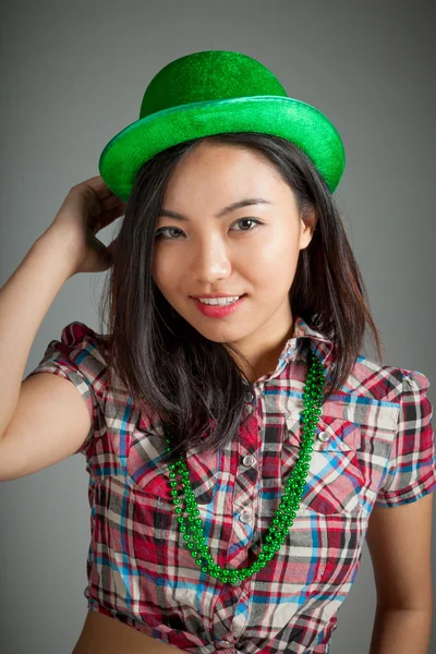 Ritratto di sexy cowgirl asiatica per il giorno di San Patrizio — Foto Stock