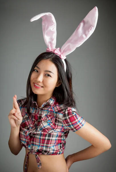 Portret seksowny azjatycki cowgirl gotowy na Wielkanoc palce przekreślony — Zdjęcie stockowe