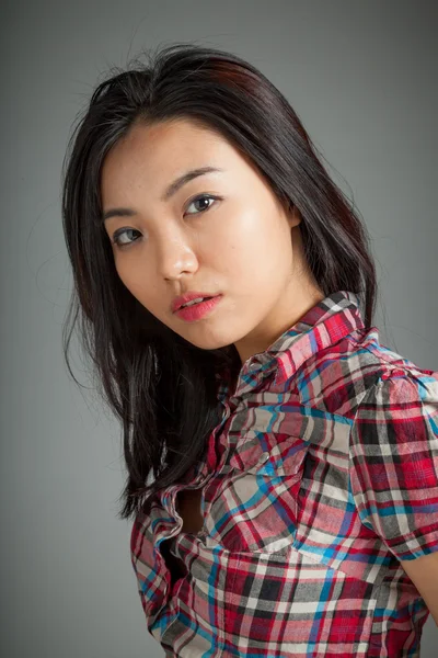 Porträtt av sexiga asiatiska cowgirl orolig — Stockfoto