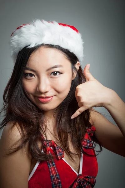Üzerinde gri backgroound bir çağrı ile seksi Asyalı Noel Baba bana gestur — Stok fotoğraf
