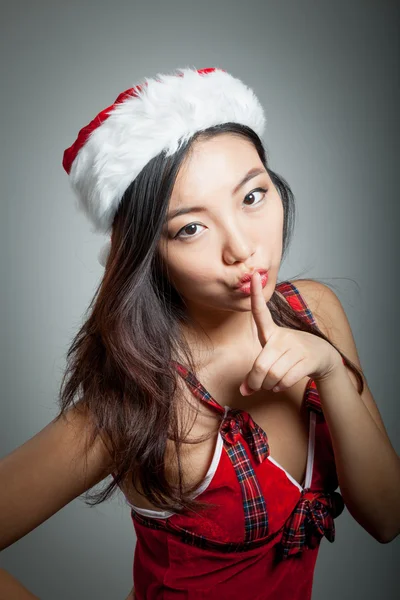 Sexig asiatiska jultomten på grå backgroound integritet fingrar på li — Stockfoto