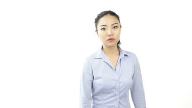 çekici Asyalı kız ellerini haçlar