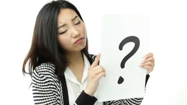 Atraente asiático menina com pergunta sinal — Vídeo de Stock