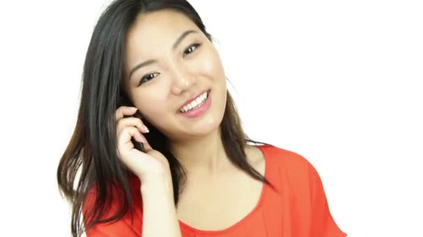 Attraktiva asiatisk tjej med mobiltelefon — Stockvideo