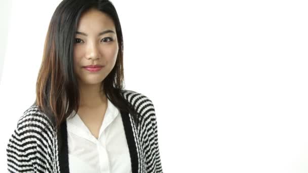 Atractiva chica asiática con signo de "contrátame" — Vídeo de stock