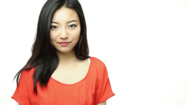 Attrayant asiatique fille avec "louer moi" signe — Video