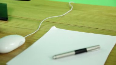 bir bilgisayar önünde iş adamı