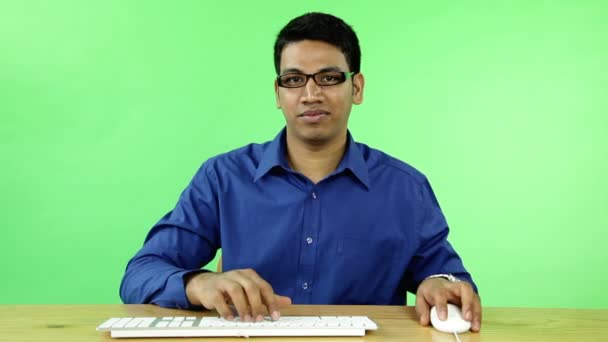 Selbstbewusster Geschäftsmann mit Computer — Stockvideo