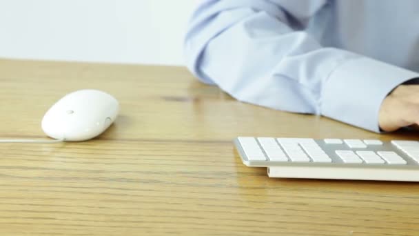 Hombre de negocios escribiendo en el teclado — Vídeos de Stock