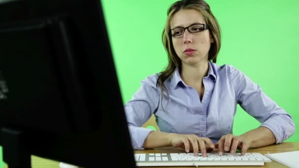 Mujer de negocios con computadora — Vídeo de stock