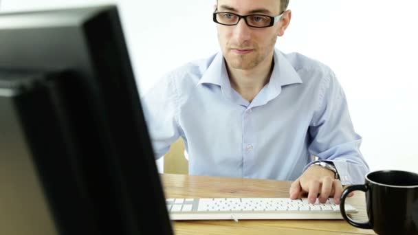 Zakenman werkt op de computer — Stockvideo