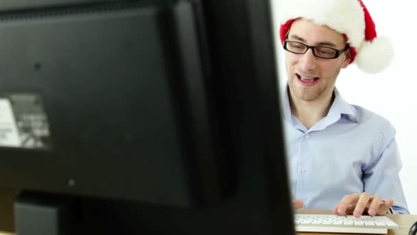 Santa businessman in front of a computer — Stock Video