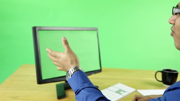 Business man in front of a computer — Stock Video