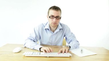 Bilgisayarda çalışan adam