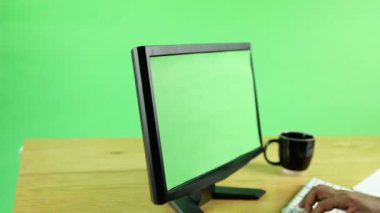 bir bilgisayar önünde iş adamı