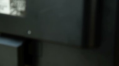 bir bilgisayar önünde iş adamı