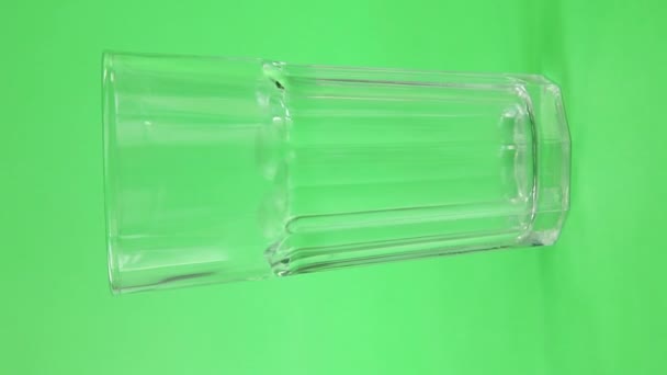 Leeres Glas auf Drehtisch — Stockvideo