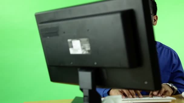 Hombre de negocios frente a una computadora — Vídeos de Stock
