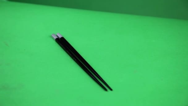 Bir dönüş tablo chopsticks — Stok video