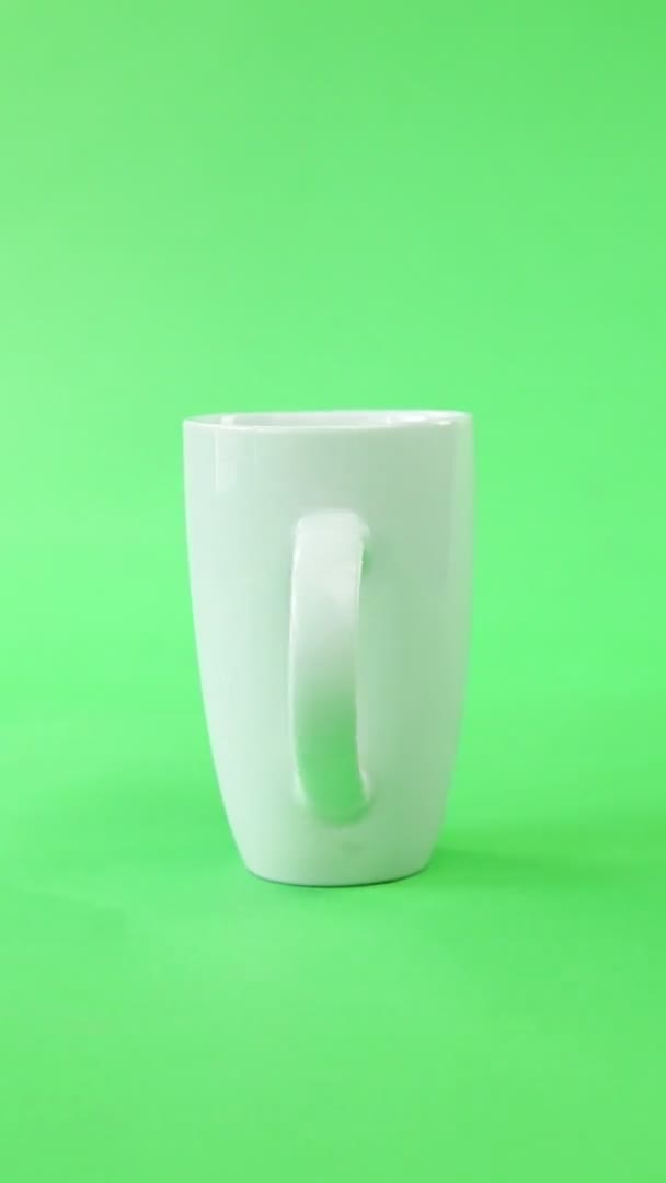 Coupe blanche sur une table tournante 