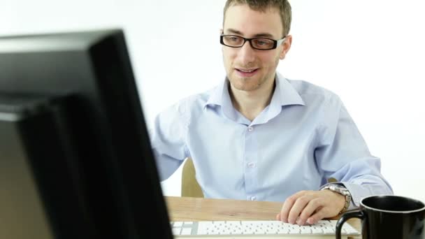 Hombre trabajando en la computadora — Vídeos de Stock