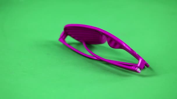 Pink glasses on a turn table — Stock Video