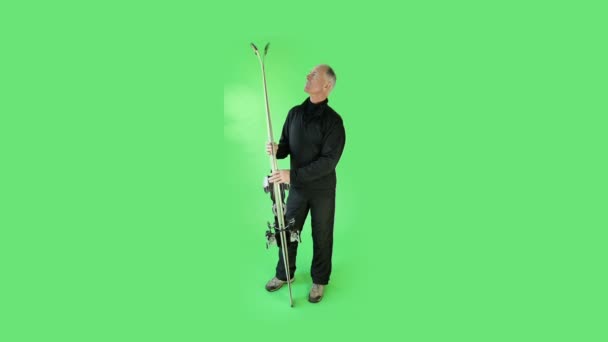 Старший спортсмен с лыжами — стоковое видео