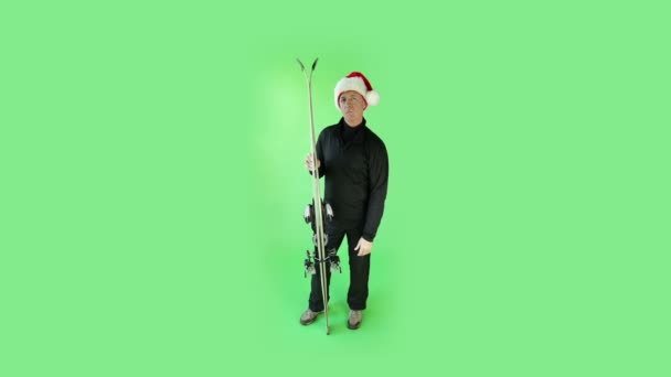 Senior sportsman in christmas hat with ski — Αρχείο Βίντεο