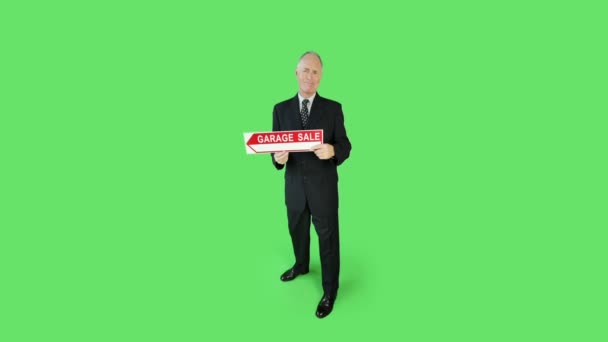 Senior caucasian businessman with garage sale sign — Stock Video