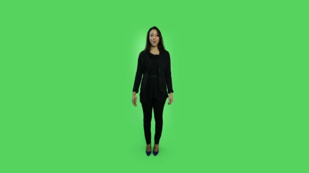 Casual woman presenting — Stock Video