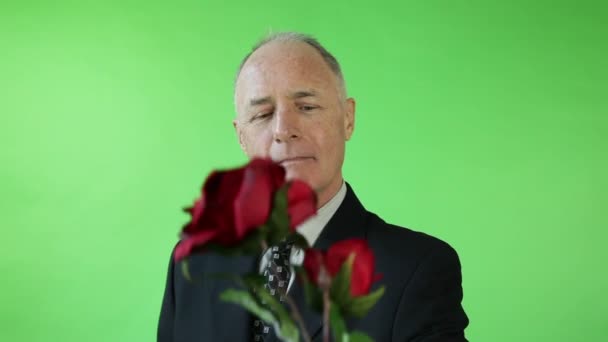 Hombre de negocios senior recibiendo rosas — Vídeos de Stock
