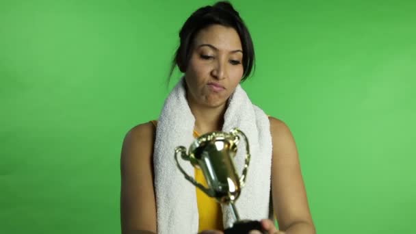 Desporto mulher chateado com troféu — Vídeo de Stock