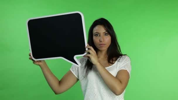 Mujer casual molesta con signo en blanco — Vídeos de Stock