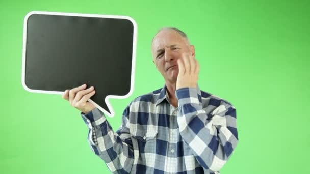 Hombre caucásico mayor molesto con signo en blanco — Vídeo de stock