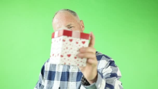 Senior caucásico hombre molesto recibir regalo — Vídeos de Stock