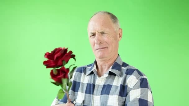 Senior caucásico hombre molesto con rosas — Vídeos de Stock