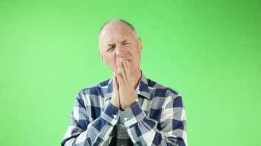 Senior Kaukasische man boos interview