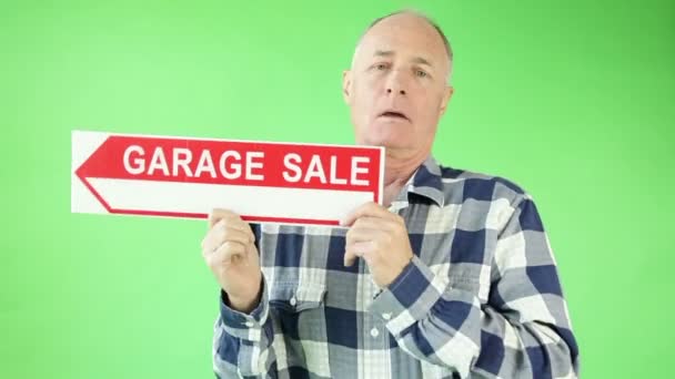 Senior man bezorgd met garage verkoop — Stockvideo