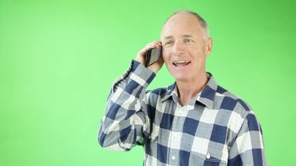 Senior man vertrouwen op telefoon — Stockvideo