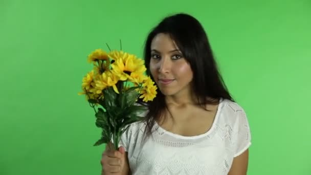 Casual woman with summer flowers — Stock Video