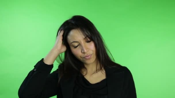 Business woman worried and scratching head — Stock Video